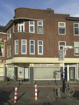 908711 Gezicht op het winkelhoekpand Weerdsingel O.Z. 1 te Utrecht, met links de Bemuurde Weerd O.Z.N.B. bouwjaar: ...